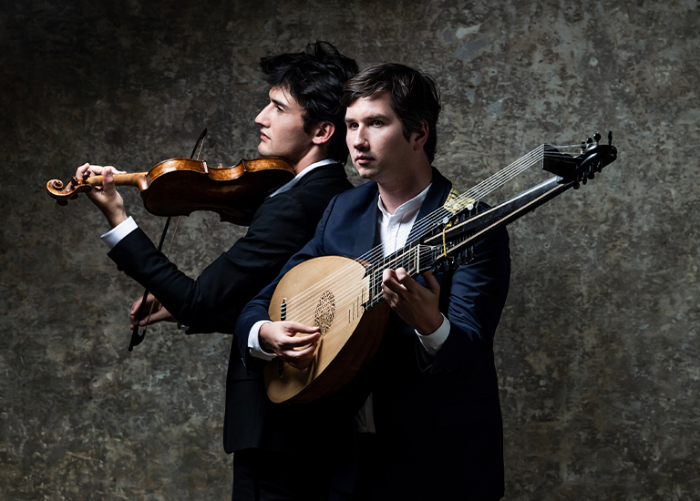 Photo of Théotime Langlois de Swarte with a violin and Thomas Dunford with a lute